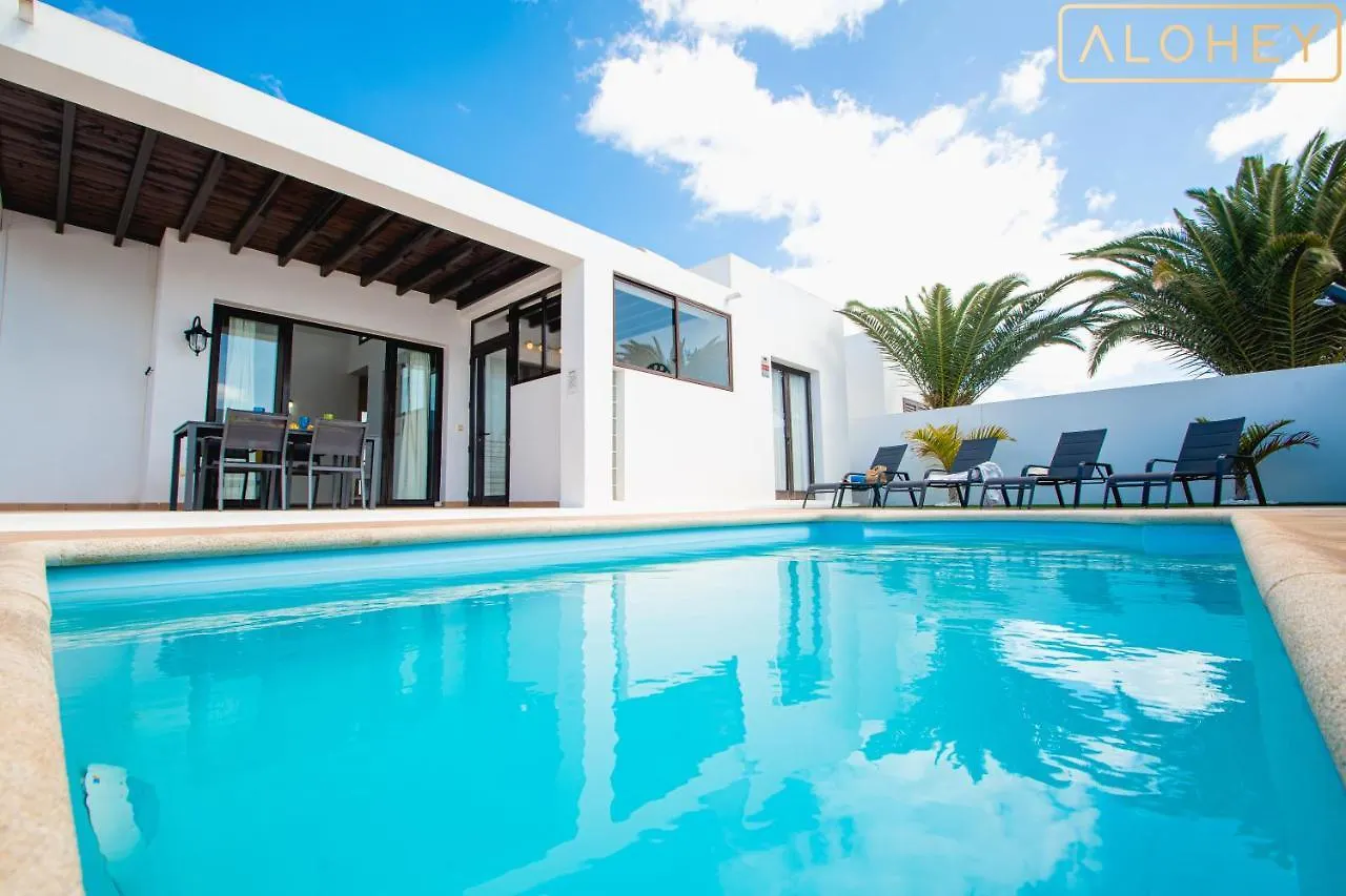 Villa Orcades Close To Town Center Pool & A/C Playa Blanca  Spanien